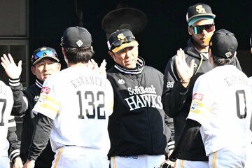 ロッテとの練習試合に勝利し、ナインを迎えるソフトバンク・小久保監督(中)