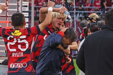 試合後、鈴木優磨(上)から水をかけられるＪ１鹿島・鬼木監督