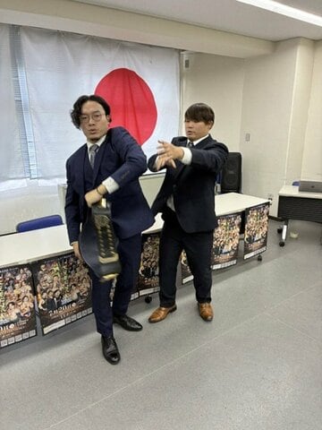 ベルトをさわろうとする佐野蒼嵐を拒否する松房龍哉(左)