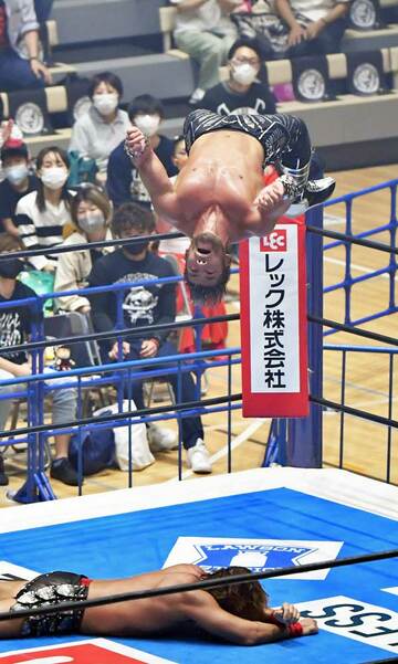  ＳＡＮＡＤＡは得意技で内藤（下）を追撃した