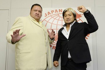 日本人レスラーの中では巨体の諏訪魔(右)だが、曙さんと並ぶと…（2013年）