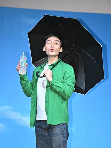 日傘とこだわりの自前衣装で登場した草なぎ剛