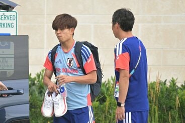 スタッフと話す久保