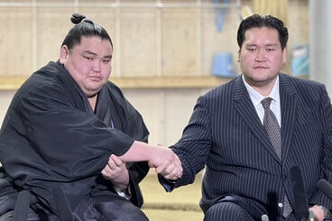 新十両昇進の旭富士(左)と伊勢ヶ浜親方