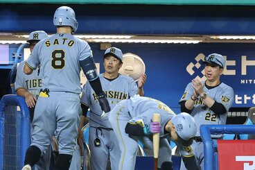 32号ソロを放った佐藤輝明(左)を拍手で迎える藤川監督