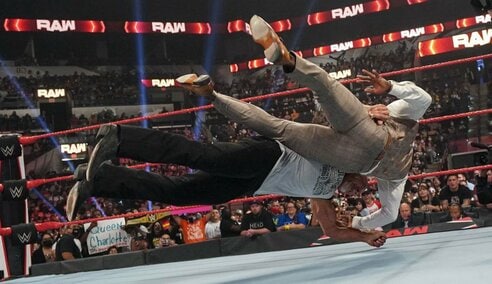 WWE】〝54歳の怪物〟ゴールドバーグが豪快スピアーで王座奪取を