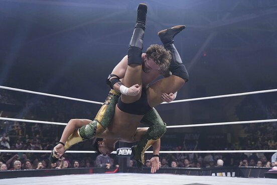 柴田勝頼をスタイルズクラッシュで叩きつけるウィル・オスプレイ(©All Elite Wrestling)