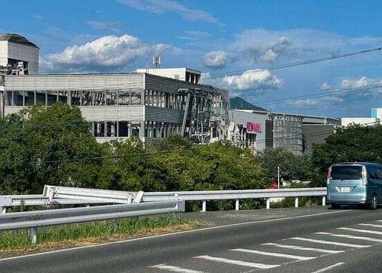 熊本地震で被害に遭ったイオンモール(ロイター).