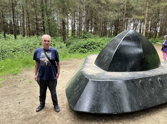 レンドルシャムの森にあるUFOの彫刻（UFO研究家マーク・クリストファー・リー氏のフェイスブックから）