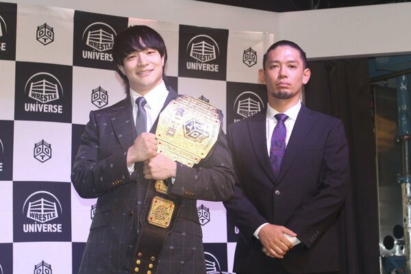 調印式で笑顔のＫＯーＤ王者・上野勇希(左)と、険しい表情の挑戦者・彰人