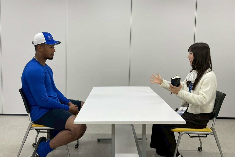 熊崎晴香(右)の質問に、真摯に答える中日・ブライト健太