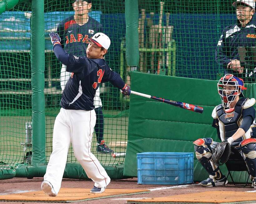 打撃練習をする吉田正尚