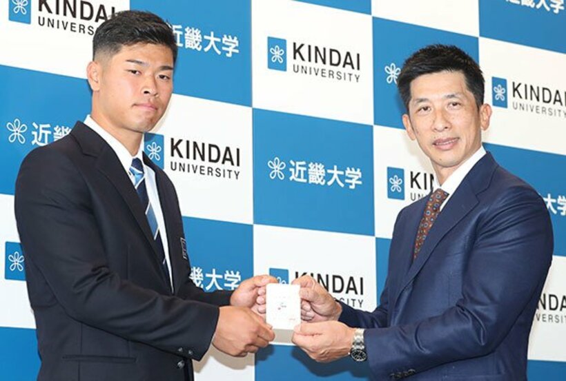  指名あいさつで佐藤輝に当たりくじを手渡した矢野監督