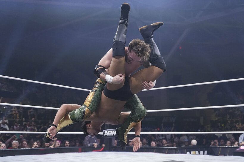柴田勝頼をスタイルズクラッシュで叩きつけるウィル・オスプレイ（©All Elite Wrestling）