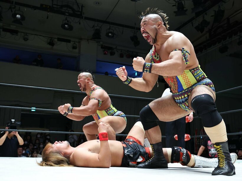 内藤哲也（中）をなぎ倒した征矢学（手前）と飯野雄貴