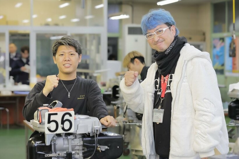 大原祥昌(左)と宮島ボート専属・宮崎経督記者