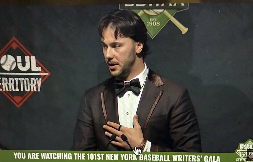 BBWAAの晩さん会に出席したポール・スキーンズ（ユーチューブ「ファウル・テリトリー」から）