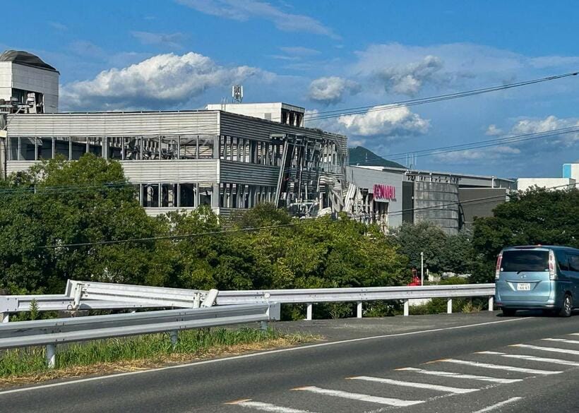 熊本地震で被害に遭ったイオンモール（ロイター）.
