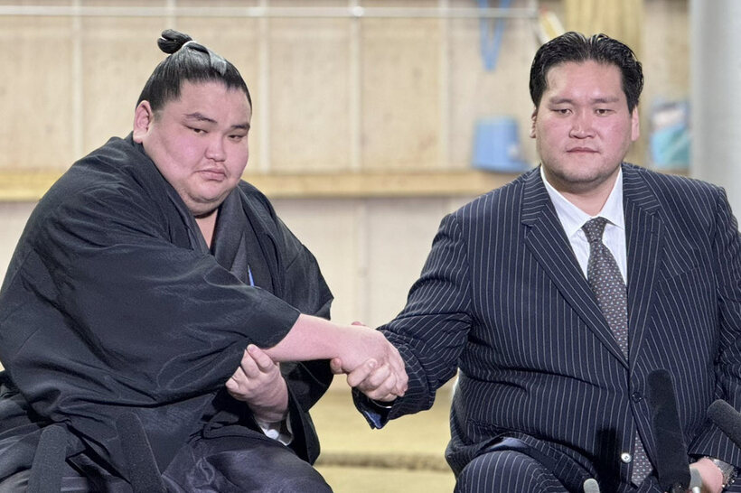新十両昇進の旭富士（左）と伊勢ヶ浜親方