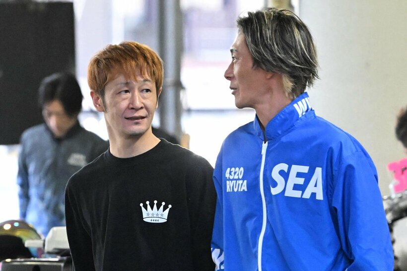峰竜太(右)と話し込む大峯豊