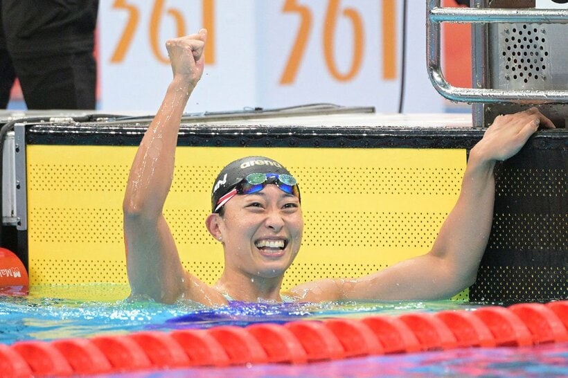 女子50ｍ平泳ぎ決勝で、タイムを確認してガッツポーズの鈴木聡美