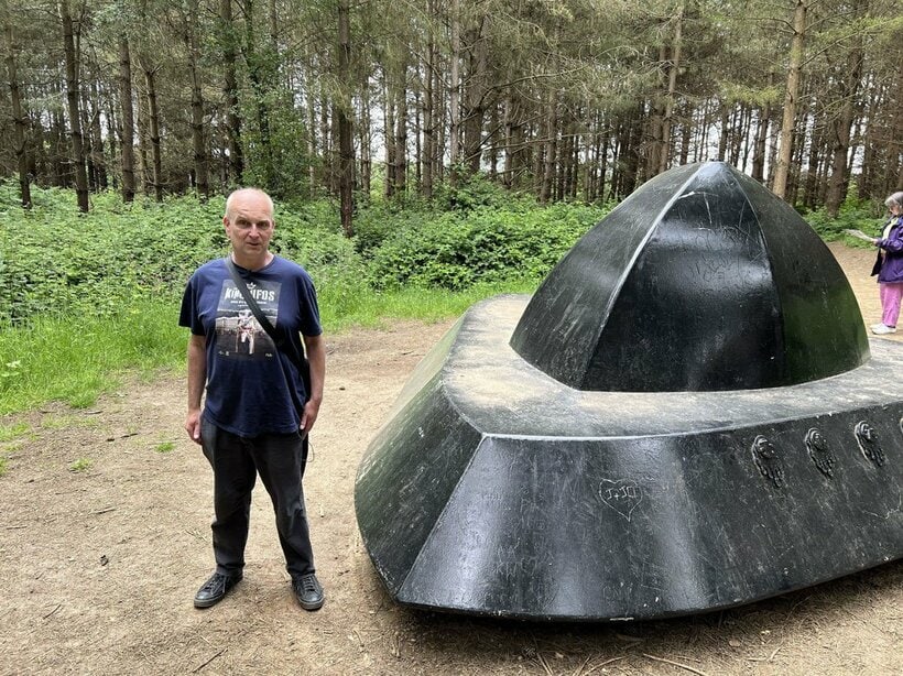 レンドルシャムの森にあるUFOの彫刻（UFO研究家マーク・クリストファー・リー氏のフェイスブックから）
