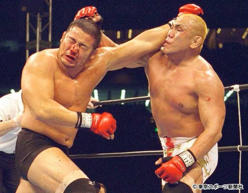  ０３年総合格闘技ルールで激突した中西（左）と藤田