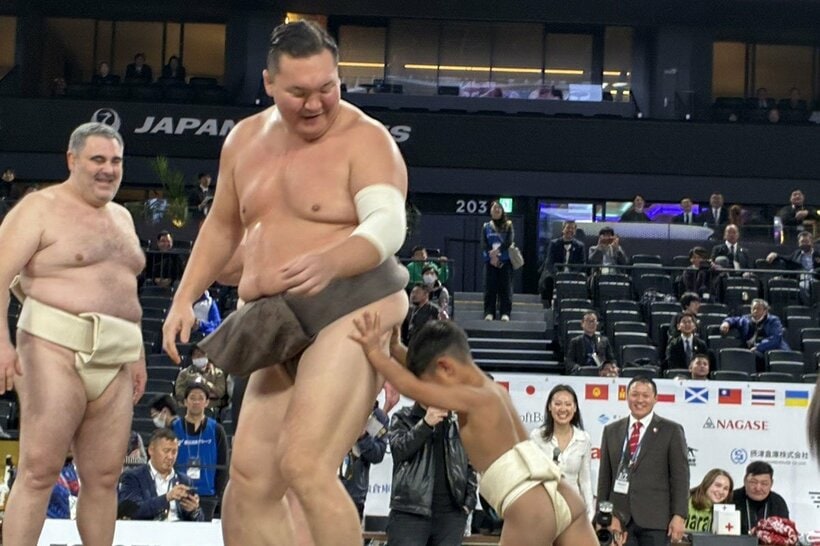 子どもに押され、楽しそうな白鵬氏