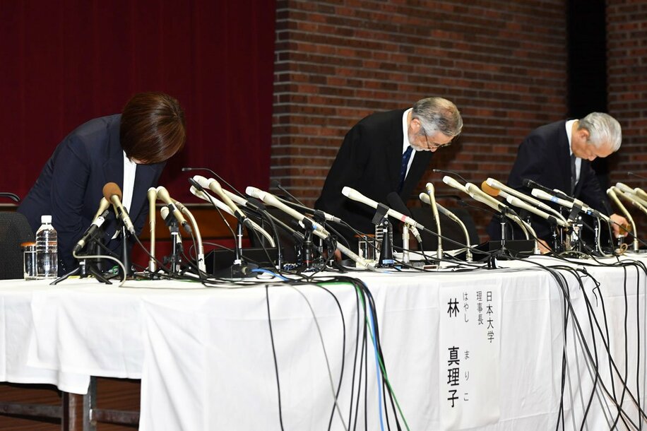 頭を下げた（左から）林真理子理事長、酒井健夫学長、澤田康広副学長だが…