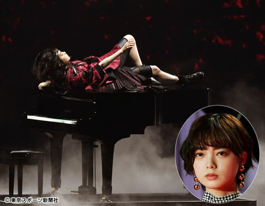  昨年の東京ドーム公演で観客を感嘆させた平手（囲み写真も）のパフォーマンス。ピアノの上に乗り、足で鍵盤をたたくなどした