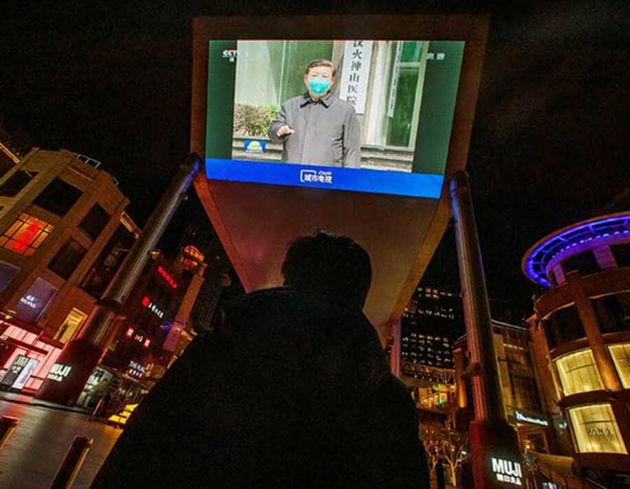  武漢市内を視察する習近平国家主席の画面を見つめる北京市民（ロイター）