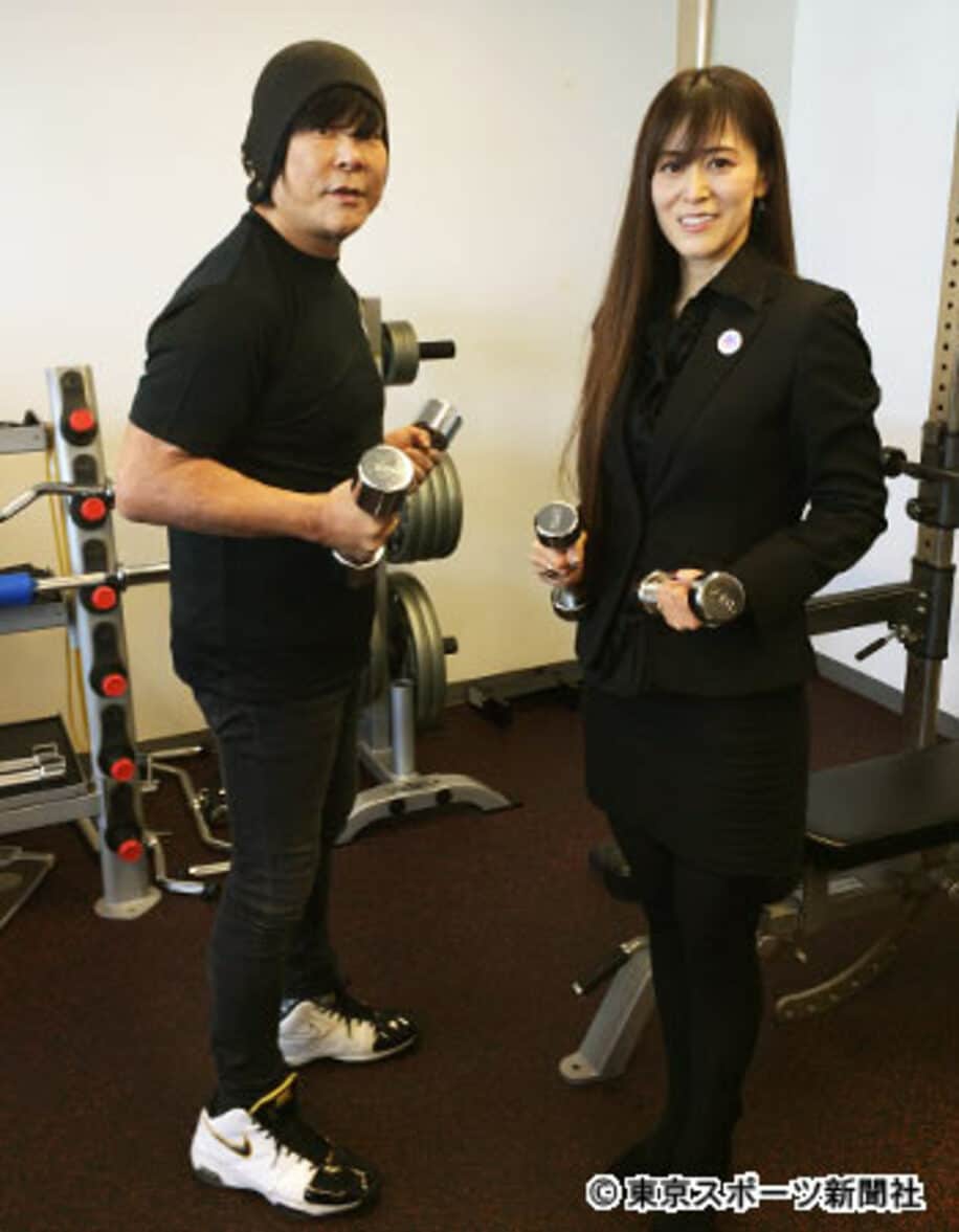 大仁田（左）と「筋肉工房」の飯泉薫代表