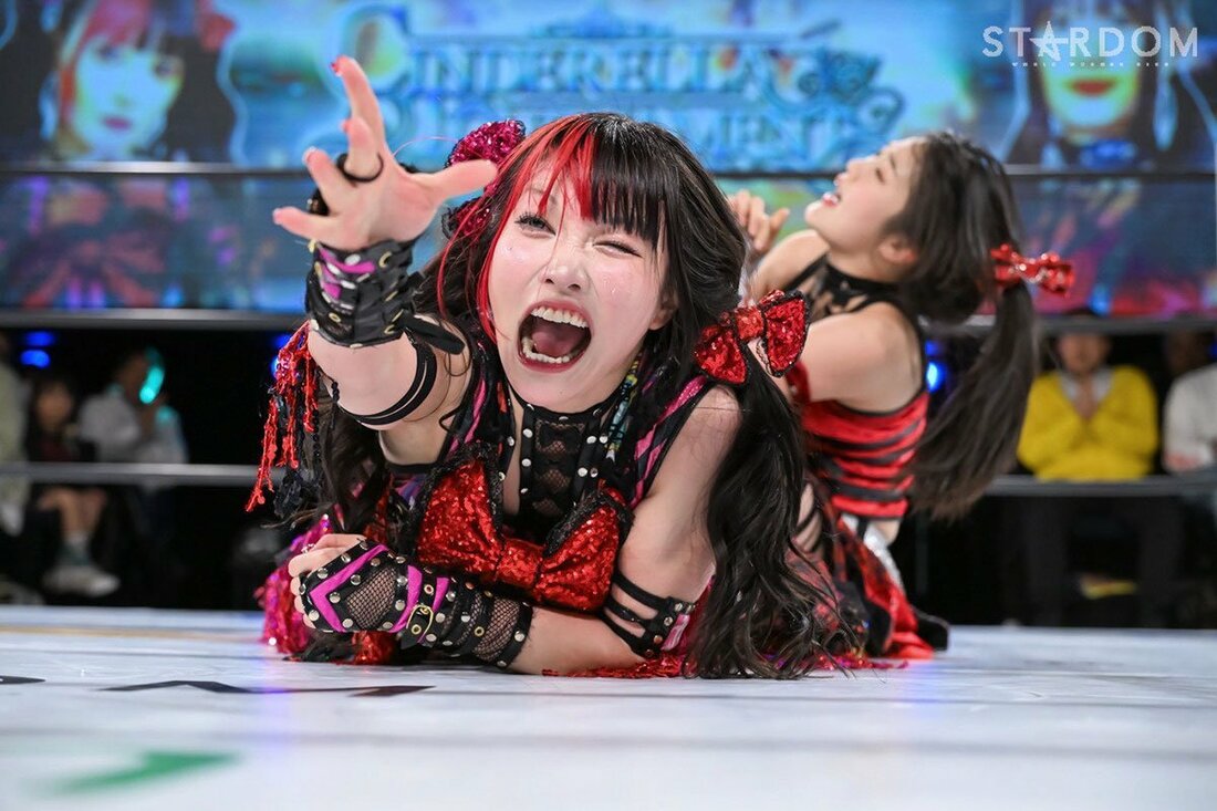 古沢稀杏(奥)の足攻めを受け、悶絶する伊藤麻希