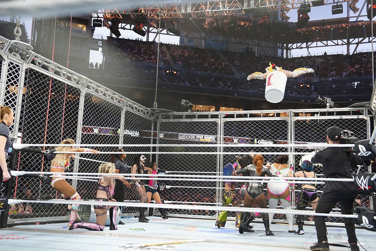 衝撃のスワントーンボムを放つイヨ・スカイ(上＝©WWE)