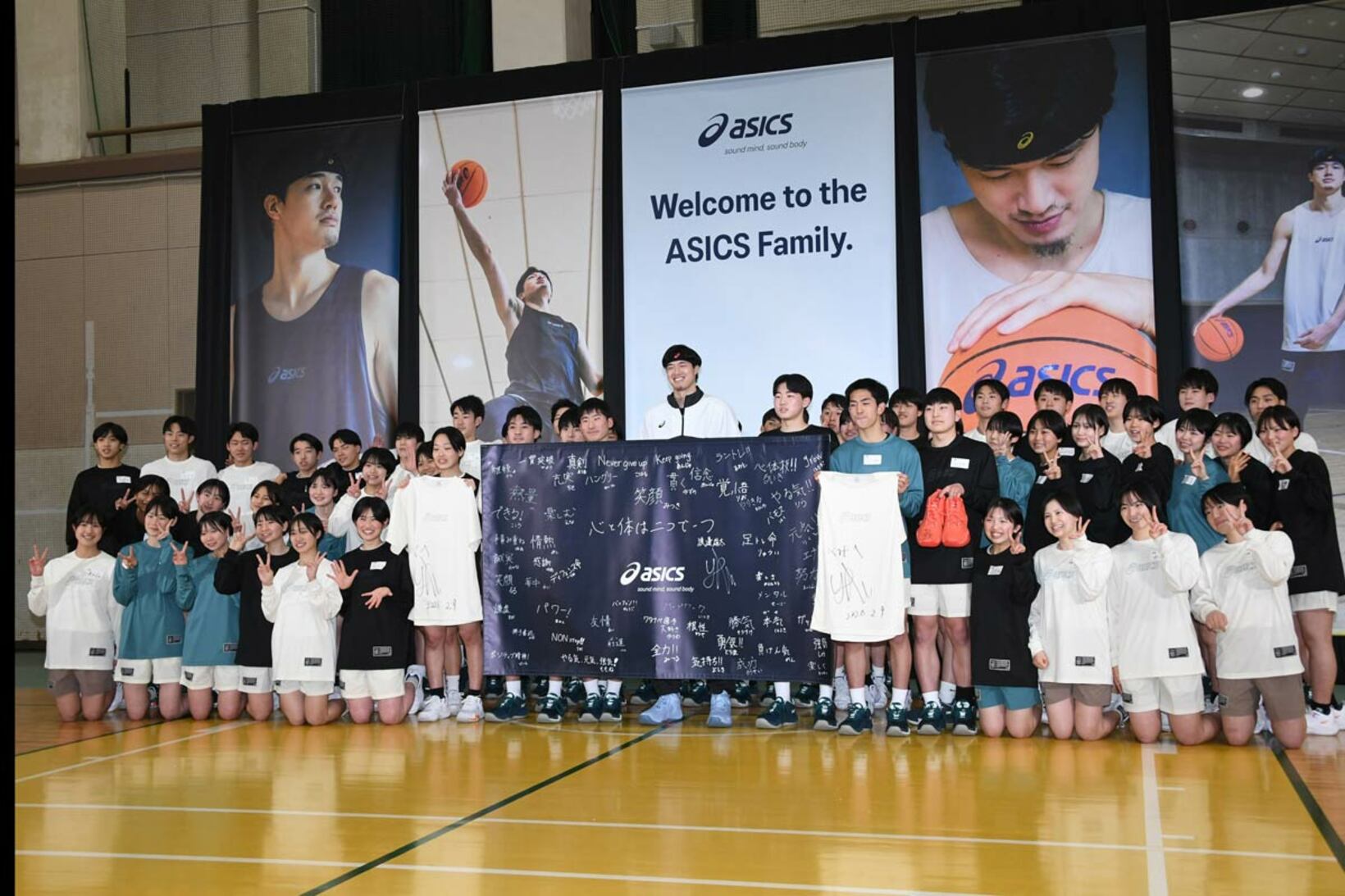 高校生と記念撮影に収まった渡辺雄太