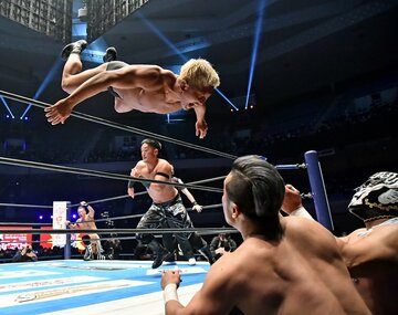  場外のデスペラード(右)らに突撃するリンダマン