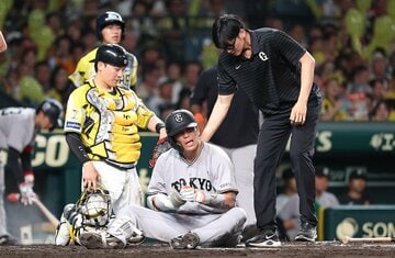 ２５日の阪神戦で２度目の死球を受けた大城卓三