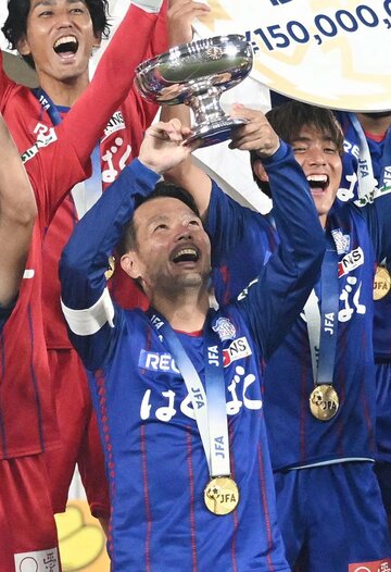 2022年に天皇杯を制し、カップを掲げる甲府のDF山本英臣