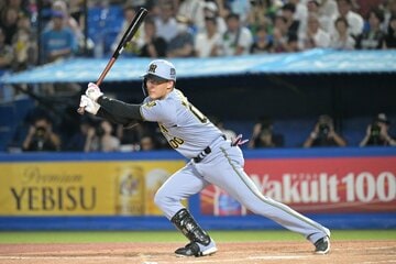 ７回、逆転のきっかけとなる左前打を放った阪神・元山