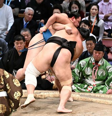 琴栄峰を寄り切りで破った朝乃山