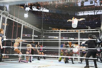 衝撃のスワントーンボムを放つイヨ・スカイ(上＝©WWE)