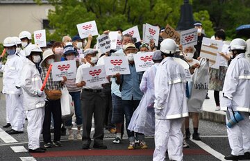  バッハ会長の広島訪問に抗議するデモ隊