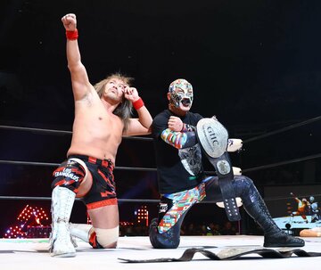 ノア武道館大会に参戦した内藤哲也（左）とＢＵＳＨＩ