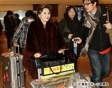 帰国したデヴィ夫人は笑顔を見せるも、事件には無言だった
