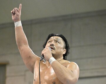チェーズ・オーエンズに勝利し、マイクアピールする後藤洋央紀