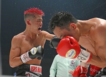 パンヤ・プラダブスリ(右）に判定勝ちした重岡優大(２０２３年１０月７日）