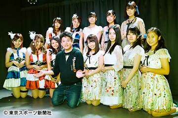  自身がプロデュースするアイドルグループをお披露目した堀江貴文氏（中央）