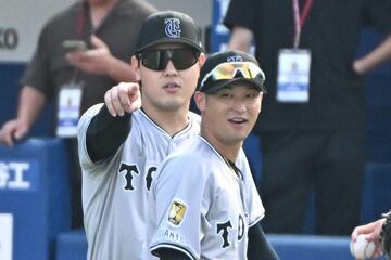 名コンビとしてプレーしてきた吉川尚輝（右）と岡本和真