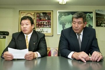 坂口会長（右）とともに社長就任会見に臨んだ（９９年６月）