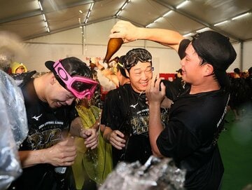 佐藤輝明(左)、大山悠輔(中)とともに、ビールかけで大はしゃぎの阪神・森下翔太